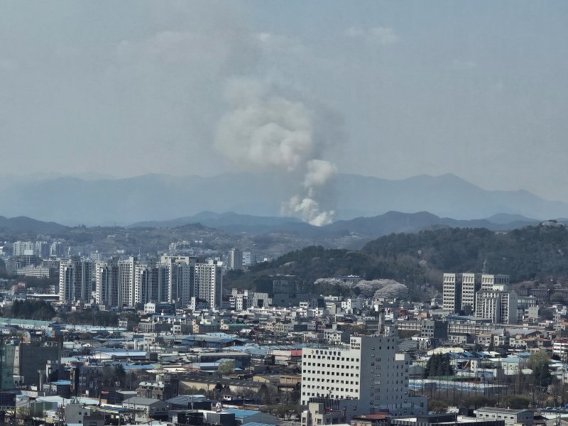 [진주=뉴시스]진주시 명석면 산불 발생.(사진=독자 제공).2025.04.01.photo@newsis.com *재판매 및 DB 금지
