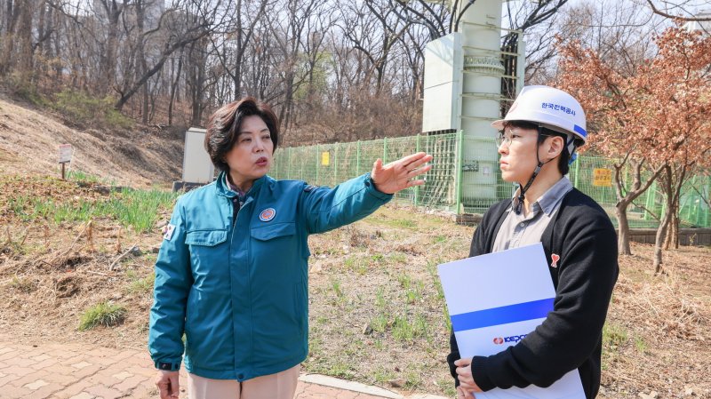 신계용(왼쪽) 과천시장이 '과천지식정보타운 송전선로 지중화사업' 현장을 방문했다.(과천시 제공)