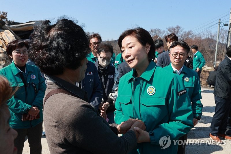 영덕 산불 피해 소상공인 위로하는 오영주 장관 (출처=연합뉴스)