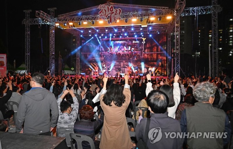 제19회 울산쇠부리축제서 열린 공연 행사 (출처=연합뉴스)