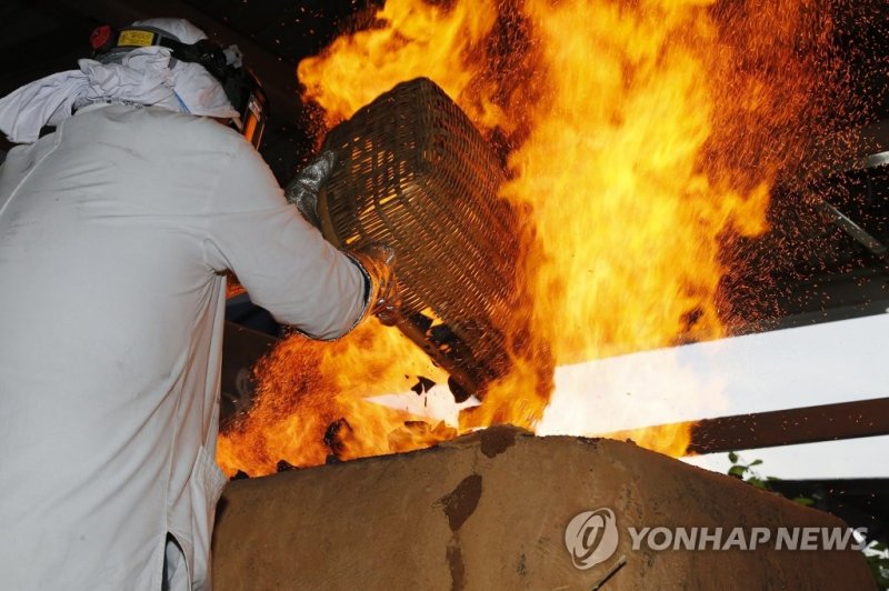 쇠부리축제서 열린 제철기술 복원 실험 (출처=연합뉴스)