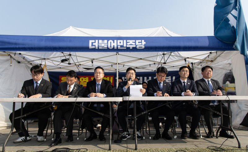 박찬대 더불어민주당 원내대표가 1일 오전 서울 종로구 광화문 앞 민주당 천막당사에서 열린 원내대책회의에서 발언을 하고 있다. 2025.4.1/뉴스1 ⓒ News1 이재명 기자
