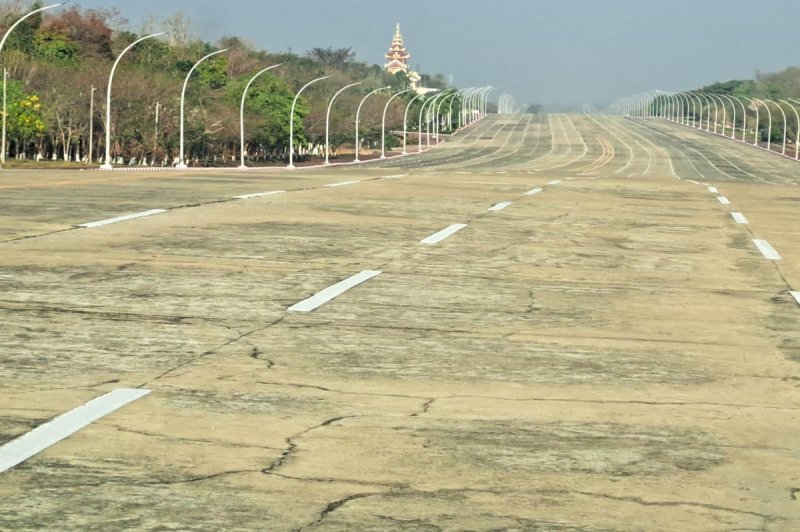 지진으로 갈라진 야자 타니 대로 (출처=연합뉴스)