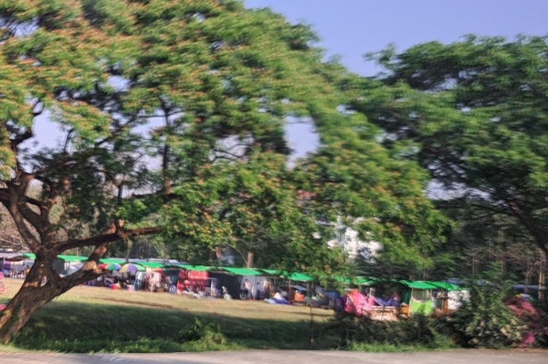 천막을 치고 생활하는 네피도 주민들 (출처=연합뉴스)