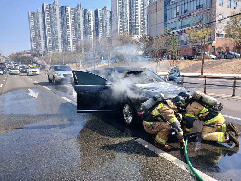 [포항=뉴시스] 안병철 기자 = 1일 오전 9시47분께 경북 포항시 북구 창포동 한 도로에서 교통사고 이후 K7 승용차에서 화재가 발생했다.(사진=포항북부소방서 제공) 2025.04.01. photo@newsis.com