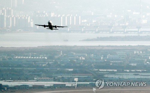 김해공항서 이륙한 항공기 (출처=연합뉴스)