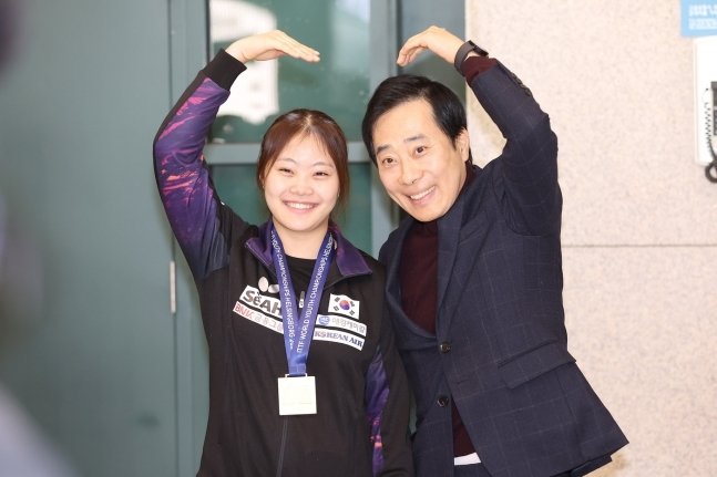 포스코에 입단한 유예린(왼쪽)과 아버지 유남규(대한탁구협회 제공)