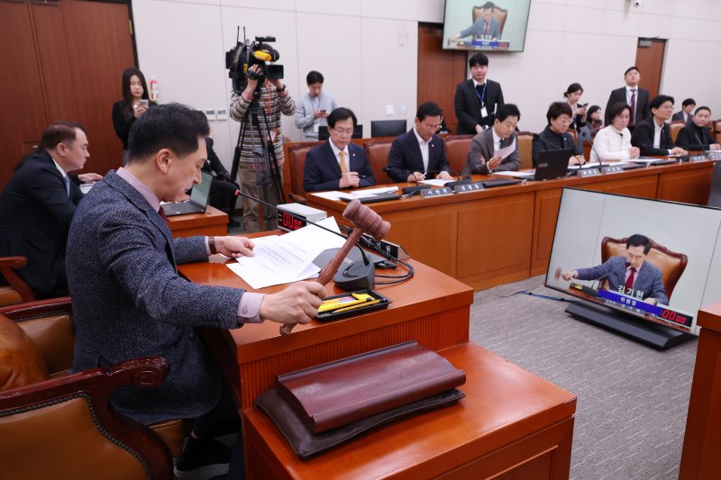 1일 오전 서울 여의도 국회에서 열린 2025 아시아태평양경제협력체(APEC) 정상회의 지원 특별위원회 1차 전체회의에서 김기현 위원장이 의사봉을 두드리고 있다. 2025.4.1/뉴스1 ⓒ News1 이광호 기자
