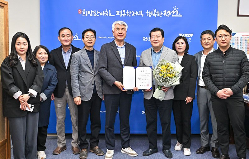 1일 최승준 정선군수가 집무실에서 장기봉 정선군자원봉사센터 소장에게 연임장을 수여하며 축하하고 있다.(사진=정선군 제공) *재판매 및 DB 금지
