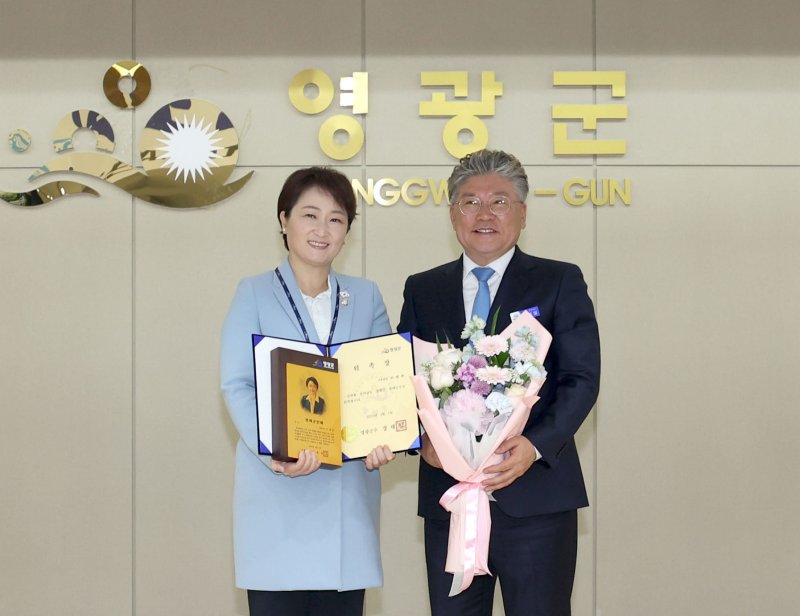 더불어민주당 이언주 최고위원이 1일 장세일 영광군수로부터 명예군민증과 명예군수 위촉장을 받은 후 기념쵤영을 하고 있다. (사진=영광군 제공) photo@newsis.com *재판매 및 DB 금지