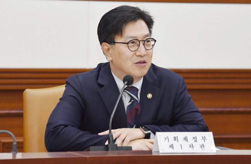 김범석 기획재정부 차관이 25일 서울 종로구 정부서울청사에서 열린 '제1차 서비스산업발전 전담반 회의'를 주재하고 있다. (기획재정부 제공. 재판매 및 DB 금지) 2025.3.25/뉴스1