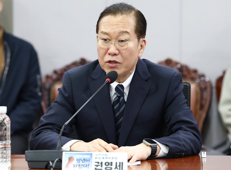 권영세 국민의힘 비상대책위원장이 1일 오후 서울 여의도 국회 의원회관에서 여의도연구원 주최로 열린 '대한민국 정치에 청년이 외친다' 토론회에서 인사말을 하고 있다. 2025.4.1/뉴스1 ⓒ News1 김민지 기자