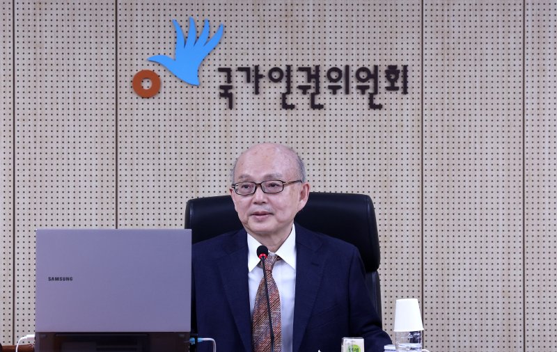 안창호 국가인권위원장이 24일 오후 서울 중구 국가인권위원회에서 열린 제7차 전원위원회를 주재하고 있다 2025.3.24/뉴스1 ⓒ News1 박지혜 기자