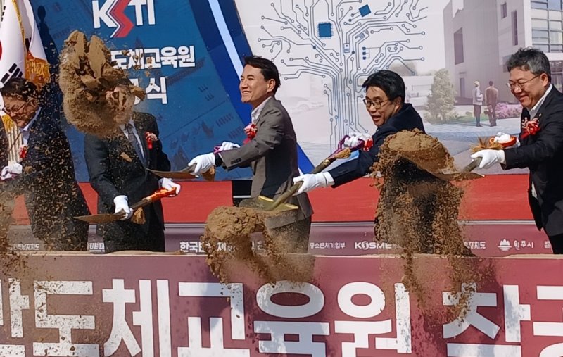 김진태 강원도 지사가 1일 강원 원주시 학성동 소재 반도체교육원 건립부지에서 열린 한국반도체교육원 착공식에서 내빈과 함께 시삽을 하고 있다. 2025.4.1/뉴스1 ⓒ News1 신관호 기자
