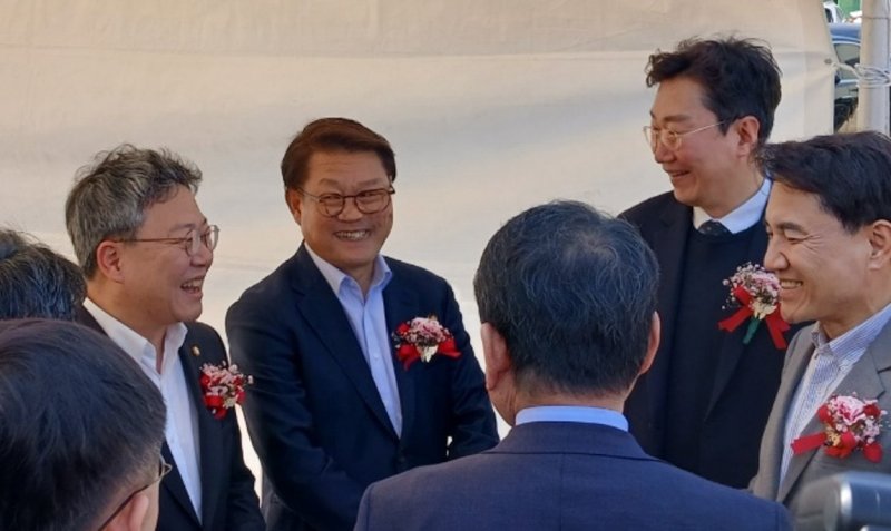 김진태 강원특별자치도지사(맨 오른쪽)와 원강수 원주시장(오른쪽 두 번째), 박정하 국민의힘 원주 갑 국회의원(사진 맨 왼쪽)이 1일 강원 원주시 학성동에서 열린 한국반도체교육원 착공식에서 박승희 삼성전자 사장과 환담을 나누고 있다. 2025.4.1./뉴스1 ⓒ News1 신관호 기자