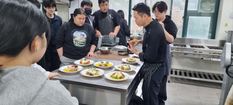 [안산=뉴시스]신안산대에 개설된 학점인정형 공유학교 '서양조리'를 수강하는 학생들이 요리실습을 하고 있다.(사진=안산교육지원청 제공)2025.04.01.photo@newsis.com