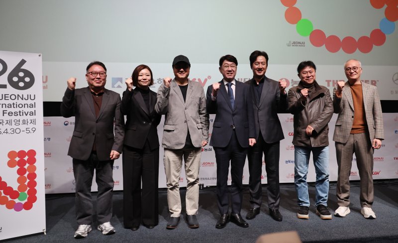 [전주=뉴시스] 최정규 기자 = 1일 전북 전주디지털독립영화관에서 열린 제26회 전주국제영화제 상영작 발표 기자회견에서 정준호 공동집행위원장(가운데)가 올해 영화제 기획 방향에 관해 설명하고 있다.2025.04.01. *재판매 및 DB 금지