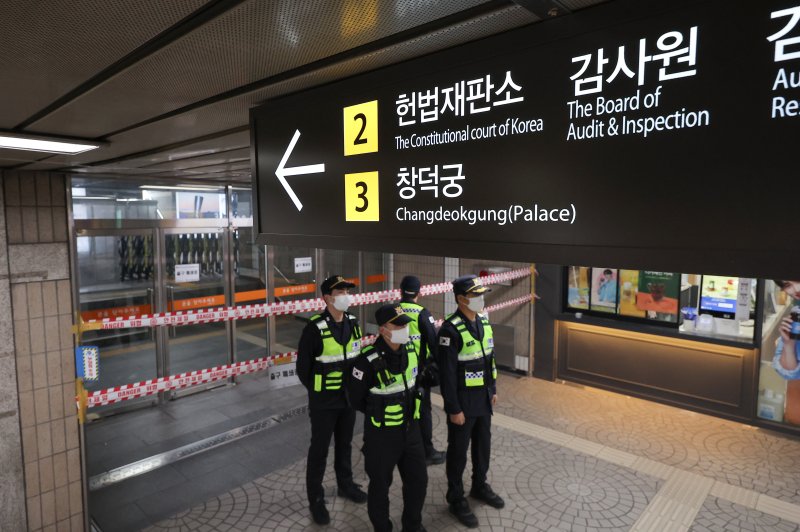 尹선고일 잡히자 안국역 헌재쪽 출구 폐쇄… 警, 진공화 착수
