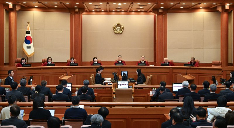 [서울=뉴시스] 사진공동취재단 = 문형배 헌법재판소장 권한대행과 헌법재판관 등이 25일 오후 서울시 종로구 재동 헌법재판소 대심판정에서 열린 대통령 탄핵 심판 마지막 변론기일에 참석해 있다. 2025.02.25. photo@newsis.com