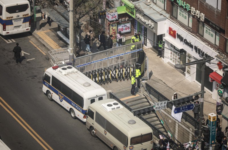 [서울=뉴시스] 정병혁 기자 = 윤석열 대통령 탄핵심판 선고일이 결정된 1일 서울 종로구 헌법재판소 인근에 경찰 차단벽이 설치되어 있다. 2025.04.01. jhope@newsis.com