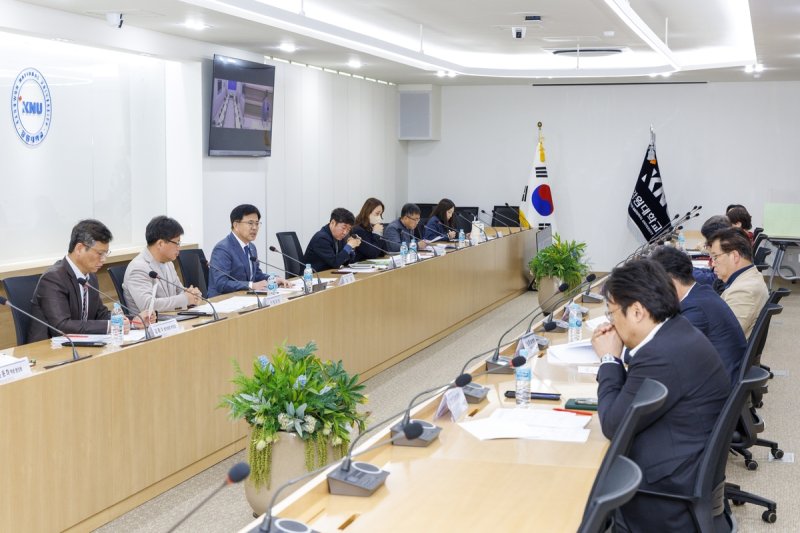 국립강릉원주대와의 통폐합 신청서 수정안 심의하는 강원대 평의원회 (출처=연합뉴스)
