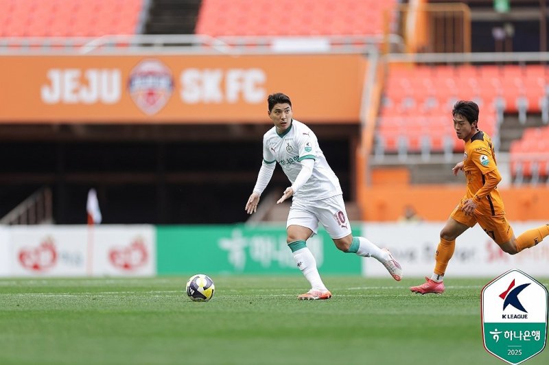 드리블하는 주민규 (출처=연합뉴스)