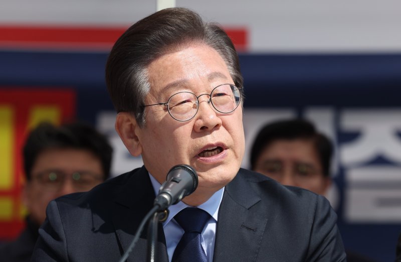 [서울=뉴시스] 추상철 기자 = 이재명 더불어민주당 대표가 31일 오전 서울 종로구 광화문 앞 더불어민주당 천막당사에서 열린 최고위원회의에서 발언하고 있다. 2025.03.31. scchoo@newsis.com