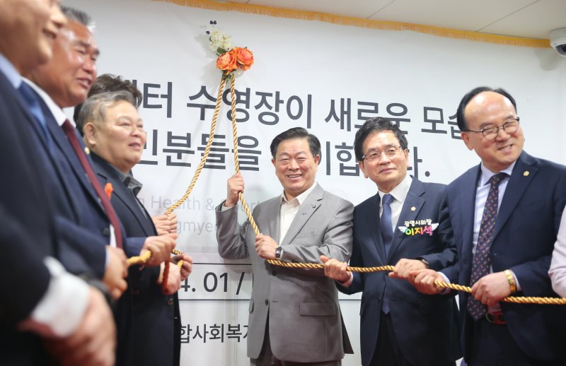 [광명=뉴시스]박승원 광명시장(사진 가운데)이 1일 열린 광명건강체육센터 수영장 재개장식 참석자들과 기념사진을 촬영하고 있다.(사진=광명시 제공)2025.04.01.photo@newsis.com