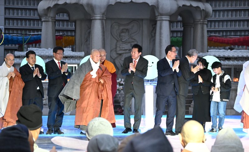 오세훈 서울시장이 1일 저녁 봉은사에서 열린 '2025 국제 선명상 대회' 개막식에서 참석자들과 인사를 나누고 있다. (서울시 제공)