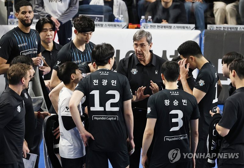 작전 지시하는 필립 블랑 (출처=연합뉴스)