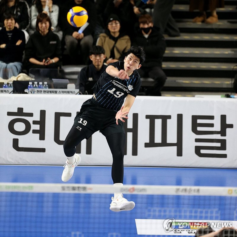 서브하는 신펑 (출처=연합뉴스)