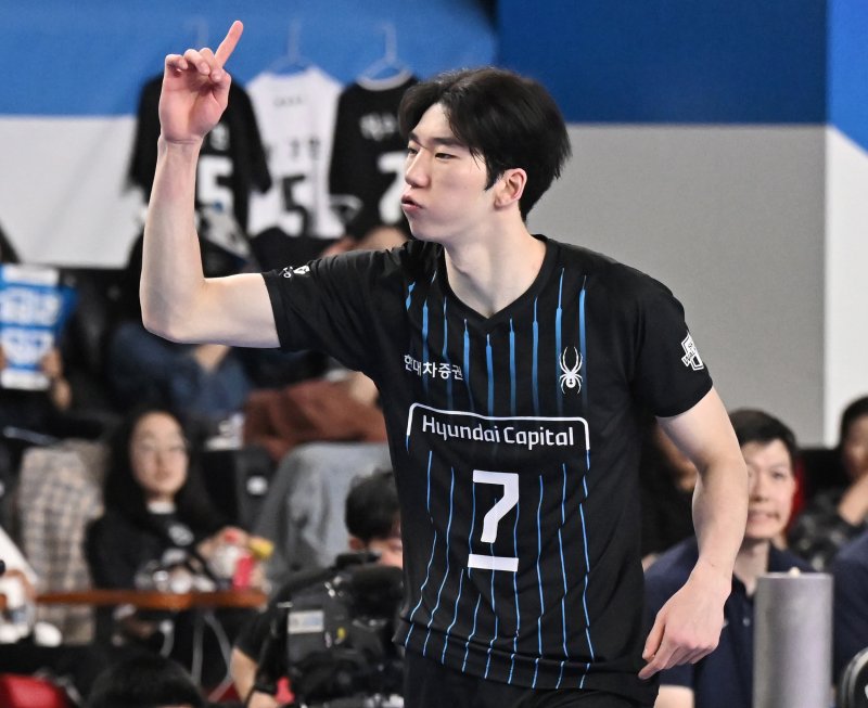 현대캐피탈 허수봉이 1일 충남 천안 유관순체육관에서 열린 2024-25 V리그 남자부 챔피언결정전 1차전 대한항공과의 경기에서 득점을 올린 후 세리머니를 하고 있다. (KOVO 제공. 재판매 및 DB 금지) 2025.4.1/뉴스1