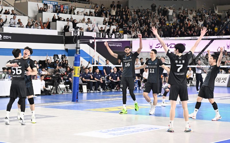 현대캐피탈 선수들이 1일 충남 천안 유관순체육관에서 열린 2024-25 V리그 남자부 챔피언결정전 1차전 대한항공과의 경기에서 세트스코어 3-1(25-20 24-26 25-22 25-23)로 승리한 후 포효하고 있다. (KOVO 제공. 재판매 및 DB 금지) 2025.4.1/뉴스1