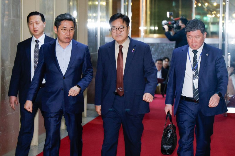 우원식 국회의장이 31일 오후 서울 여의도 국회에서 4월 본회의 일정 협의 등 여야 원내대표·원내수석부대표 회동을 하기 위해 의장실로 향하고 있다. 2025.3.31/뉴스1 ⓒ News1 안은나 기자