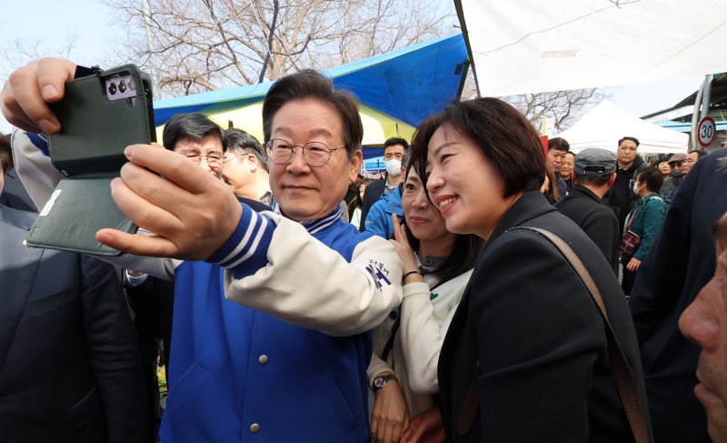 4·2 전남 담양군수 재선거를 앞둔 22일 오후 전남군 담양읍 담양시장에서 더불어민주당 이재명 대표가 이재종 후보의 유세를 지원하고 있다. 2025.3.22/뉴스1 ⓒ News1 박지현 기자
