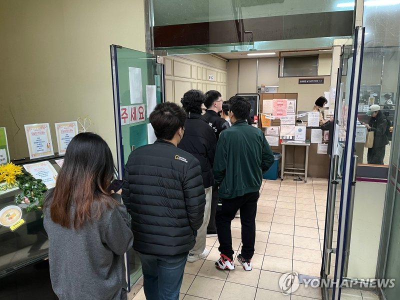 '천원의 아침밥'을 먹기 위한 줄 (출처=연합뉴스)