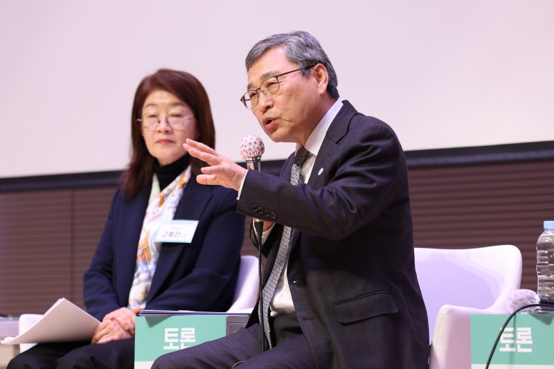 [서울=뉴시스] 김근수 기자 = 정근식 서울시교육감이 13일 오후 서울 관악구 서울시교육청융합과학교육원에서 'AI 시대, 미래를 여는 STEM, 모두를 위한 STEM'을 주제로 열린 '제1차 수학과학융합교육(K-STEM) 정책포럼'에 참석해 인사말하고 있다. (사진= 서울시교육청 제공) 2025.02.13. photo@newsis.com *재판매 및 DB 금지