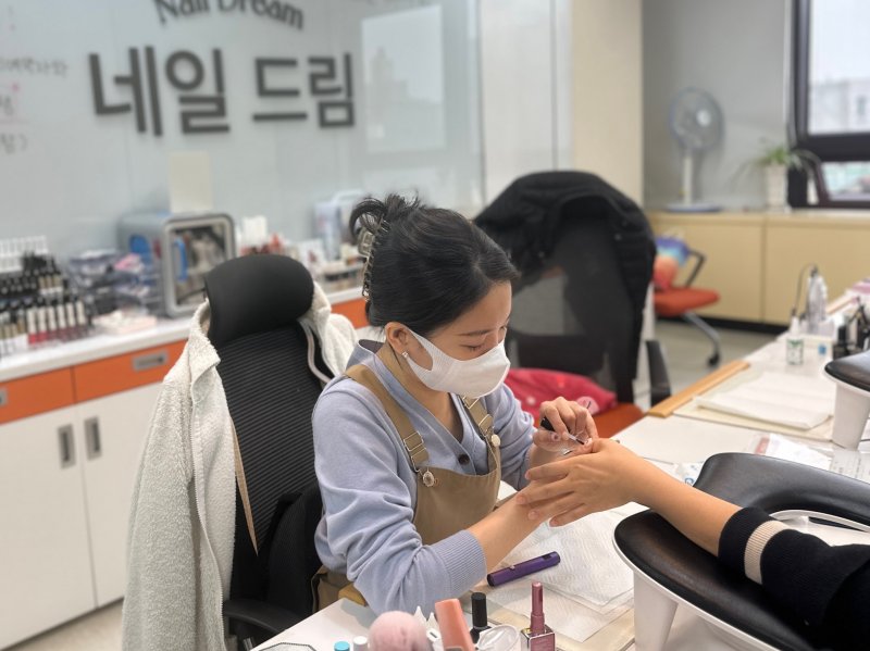 [서울=뉴시스] 네일리스트 박해리씨. 2025.04.02. (사진=서울시 제공) *재판매 및 DB 금지