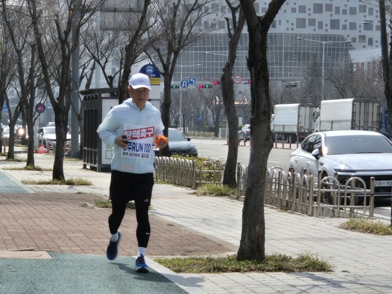 아침 달리기로 출근하는 김이강 광주 서구청장의 모습.(SNS 캡처) 2025.4.1/뉴스1