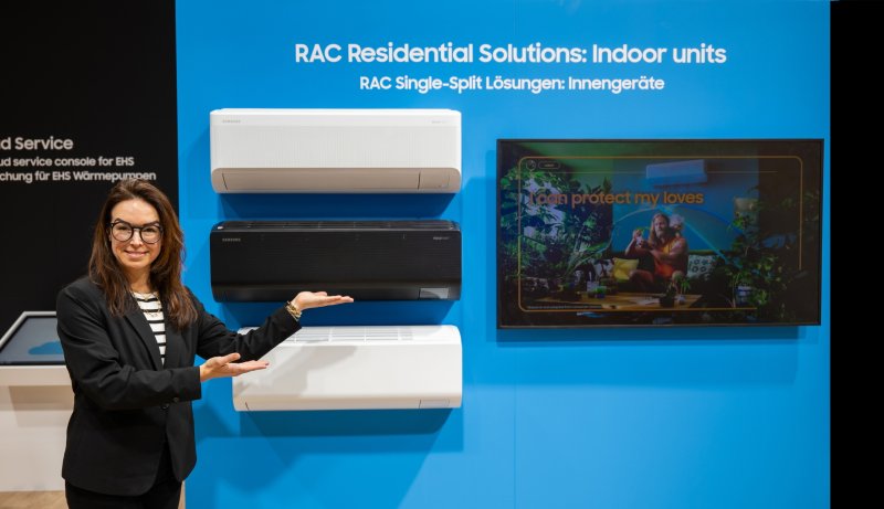삼성전자가 독일 프랑크푸르트에서 개최되는 냉난방공조 전시회 'ISH 2025(International trade fair for Sanitation, Heating and air)'에 참가한다고 17일 밝혔다. 사진은 모델이 'ISH 2025’에서 '비스포크 AI 무풍콤보' 벽걸이형 에어컨 신제품을 소개하는 모습. (삼성전자 제공. 재판매 및 DB 금지) 2025.3.17/뉴스1