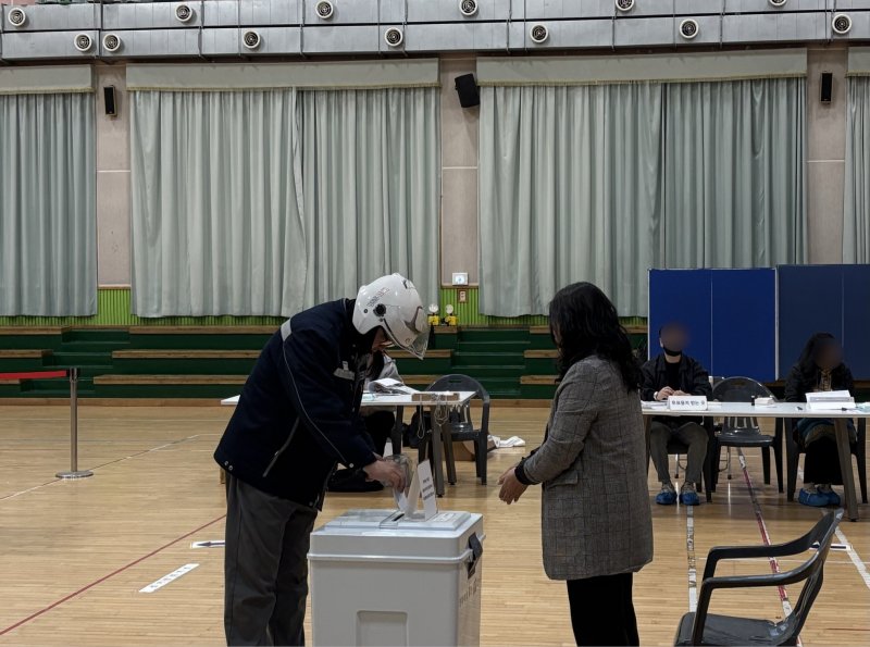 2일 경남 거제 장평초 체육관에 마련된 투표소에서 오토바이 헬멧을 쓴 유권자가 투표함에 투표용지를 넣고 있다.2025.04.02/뉴스1 강미영기자