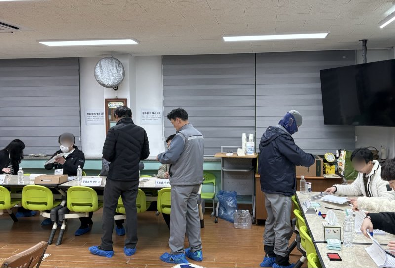 2일 경남 거제 양지초 투표소에서 작업복을 입은 유권자들이 투표용지를 배부받고 있다.2025.04.02/뉴스1 강미영기자