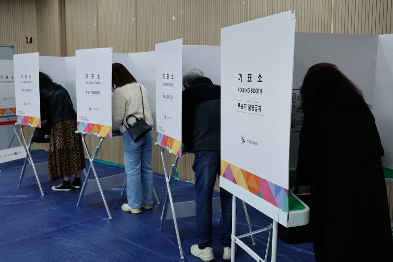 4·2 재·보궐선거 사전투표 첫날인 28일 서울 구로구 개봉2동 주민센터에서 구민들이 구로구청장 선출을 위한 한표를 행사하고 있다. 2025.3.28/뉴스1 ⓒ News1 안은나 기자 /사진=뉴스1