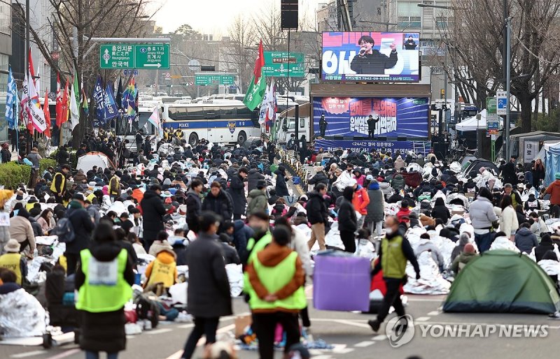 24시간 철야 파면 촉구 집회 (출처=연합뉴스)