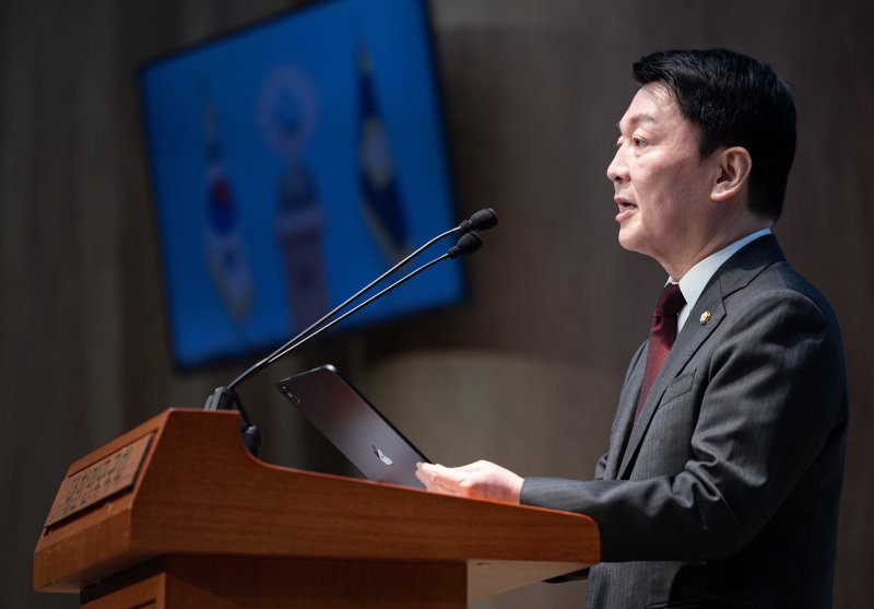 안철수 국민의힘 의원이 23일 오전 서울 여의도 국회 소통관에서 더불어민주당 규탄 등 현안 기자회견을 하고 있다. 2025.3.23/뉴스1 ⓒ News1 이재명 기자
