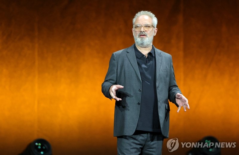 지난 31일(현지시간) 라스베이거스 시네마콘에서 발표하는 샘 멘데스 감독 (출처=연합뉴스)