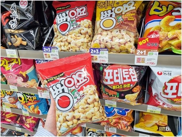 CU "만우절 하루 '뻥이요' 과자 2종 매출 16배 증가" (출처=연합뉴스)