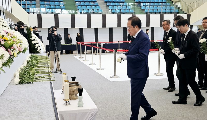 홍준표 대구시장이 31일 대구 달서구 안병근올림픽기념유도관에 마련된 '영남권 산불 피해 희생자 합동분향소'를 찾아 조문하고 있다. 2025.3.31/뉴스1 ⓒ News1 남승렬 기자