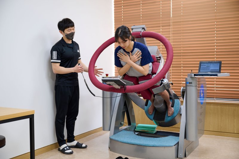"근골격계 질환 예방" 삼성전자, 웨이퍼 이동박스 무게 줄이고, 전문의도 배치