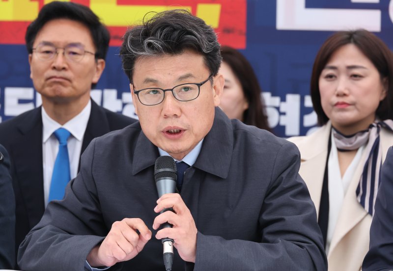 [서울=뉴시스] 김명원 기자 = 진성준 더불어민주당 정책위의장이 지난달 27일 오전 서울 종로구 광화문 앞 더불어민주당 천막 당사에서 열린 광화문 천막 당사 정책조정회의에 참석해 발언하고 있다. 2025.03.27. kmx1105@newsis.com